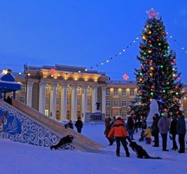 Елки и ледовые городки города